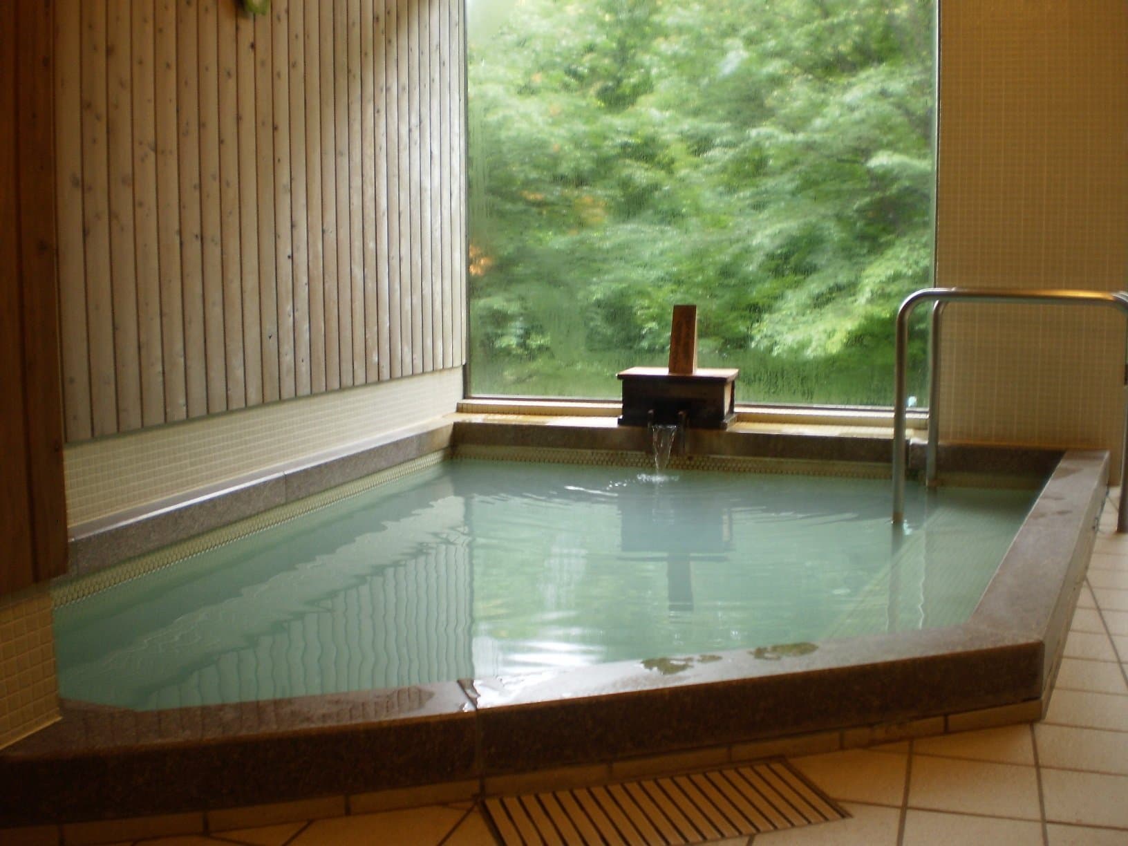 Indoor hot-spring bath at Otoku Onsen, Kuni hot-spring area, Nakanojo (about 30–40 min from Kusatsu by car)